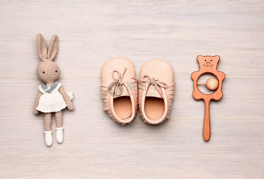 木制背景玩具婴儿短靴图片