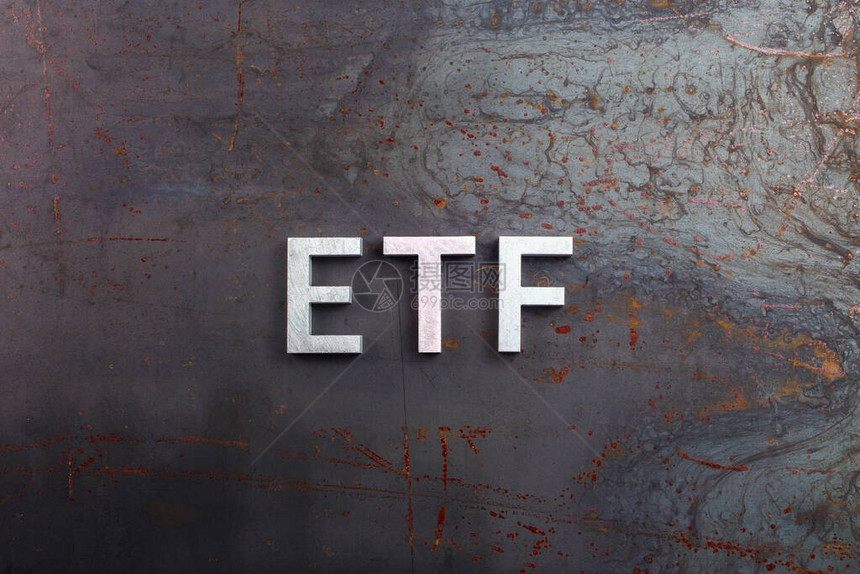 缩写词etf交易所交易基金用银色字母铺设在生锈钢板表面上图片