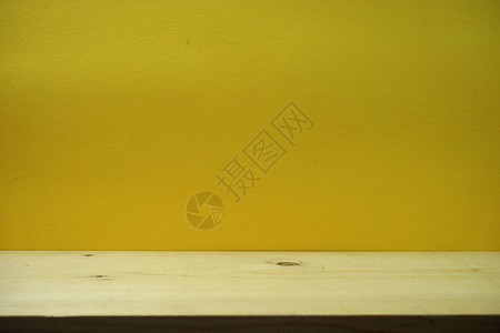 黄色背景上的木架供展示图片