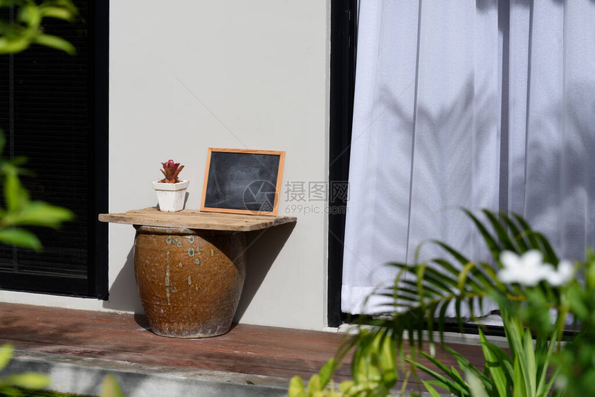 白色窗帘背景木露台上的户外桌子图片