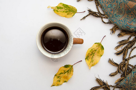 秋天的公寓里放着咖啡落叶和围巾舒适的思绪图片