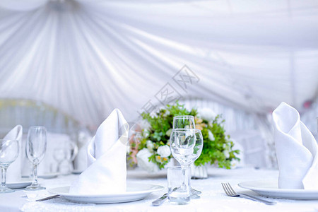 白色桌布的婚礼桌图片