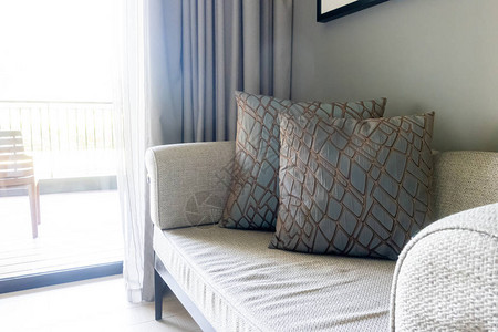 客厅漂亮舒适的枕头装饰沙发图片