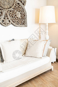 舒适的枕头在房间的沙发椅子装饰内部图片