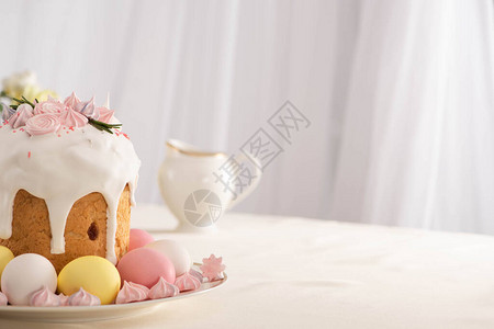 美味的复活节蛋糕装饰在盘子上的粉红图片