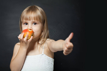 孩子吃新鲜红苹果开心图片