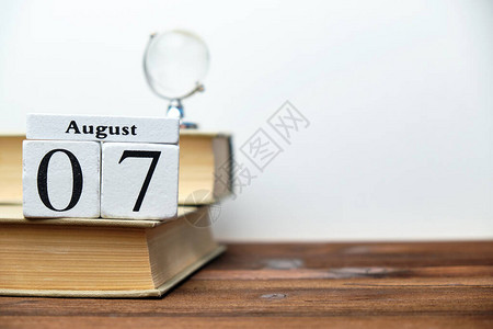 7月7日7天的日历概念关于木块和复图片