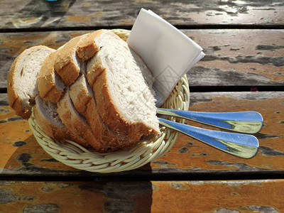以面包和餐具为篮子放在阳光下图片