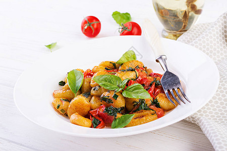 乡村风格的意大利面意大利美食素食蔬菜意大利面烹调午图片