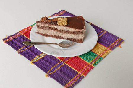 白盘上巧克力蛋糕的切片在白底图片
