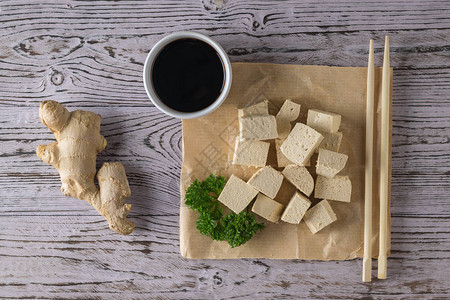 豆腐干酪酱油姜根和木棍的切片图片
