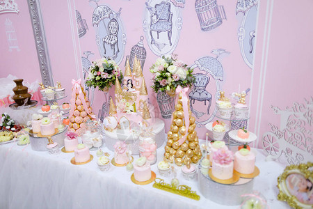 装饰桌上的许多美味的糖果蛋糕和糖果庆祝婚礼和糖果图片