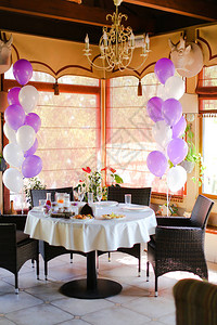 咖啡馆和白紫色芭蕾舞团的餐桌上的食物背景图片