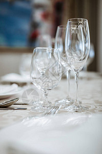 服务餐厅的餐桌空杯子图片