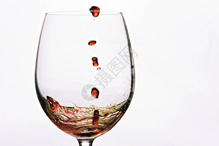 红酒倒入玻璃杯中图片