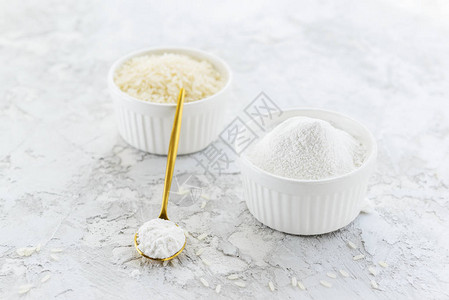 白碗中的面粉和大米背景图片