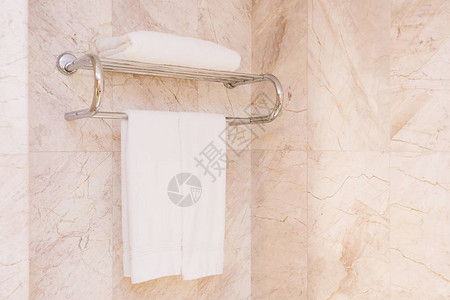 浴室内的白毛巾图片