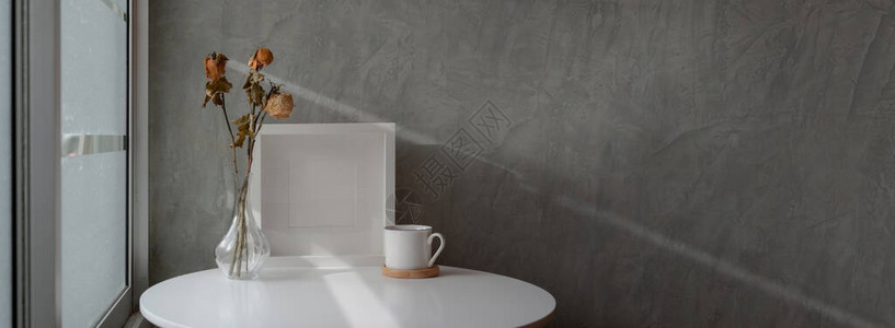 带有白色圆形咖啡桌装饰品咖啡杯和复印空间的室内阁楼背景图片