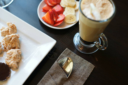 咖啡与甜点在咖啡馆图片