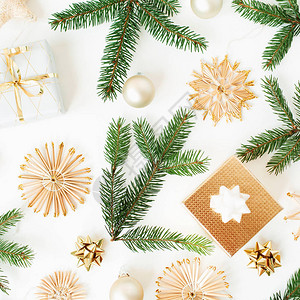 圣诞新年假期组成冷杉树枝礼品盒圣诞小玩意白色背景上的稻草装饰平躺图片