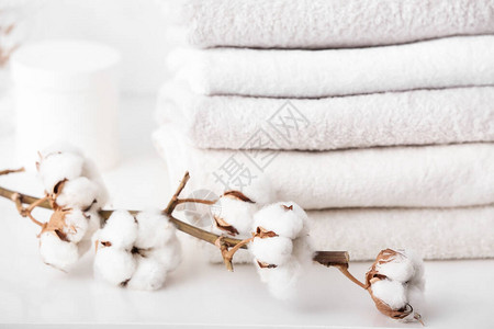 浴室桌子上的棉毛巾图片