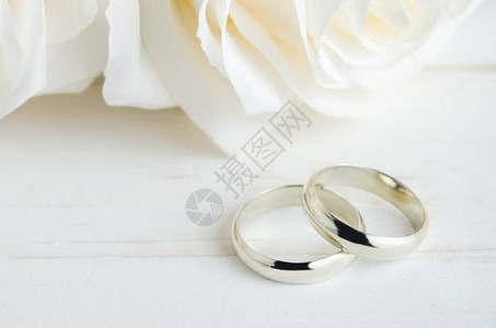 银色婚礼戒指图片