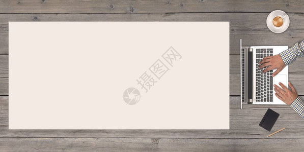 经营理念商人的顶视图在木桌中间的白色空白复背景图片