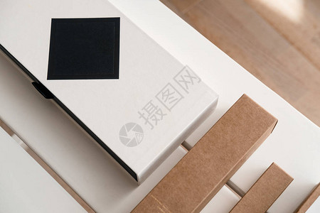一套棕色牛皮纸和白色和黑色的包装盒品牌包装样机高架美容时尚博客图片
