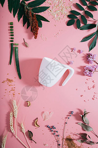 在柔和的千禧粉纸背景复制空间上模拟杯子模型的创意平躺顶视图刻博客的最小背景图片