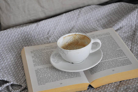 空杯咖啡和书图片