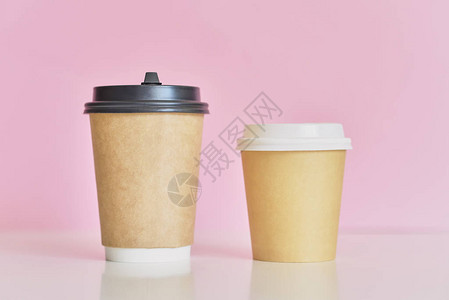 粉红色背景的两纸咖啡杯爱情图片