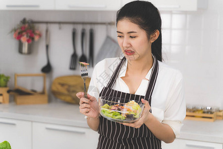 女人对食物的味道感到很可怕图片