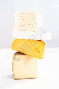 白色背景的大型黄芝士大杂烩美食图片