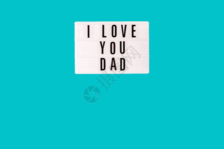 招牌我爱你爸的灯箱隔离在绿松石背景在蓝色背景上刻有我爱你爸的灯箱父亲节的样机背景图片