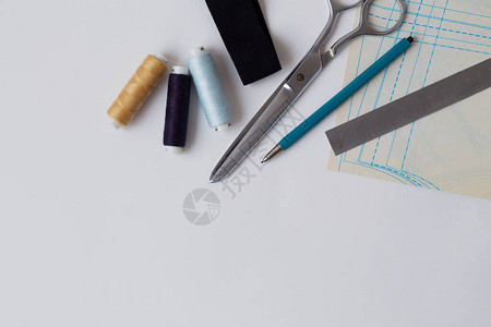 针线活文具上白色孤立缝纫线铅笔尺子剪刀和时装设计师白桌上的图案顶视图复制空间白色背景上插画