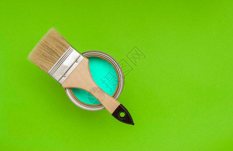维修油漆墙壁家具画笔刷在有明亮油漆的开口罐子上顶端视图背景图片
