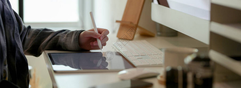 利用计算机设备和用品在白色办公桌台空白屏幕板上工作的商业女商图片