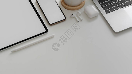 白桌背景上的空白屏幕智能手机平板电脑笔记本电脑无线耳机咖啡杯和复制空图片