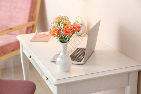 花瓶中的美丽花束和房间里桌上图片