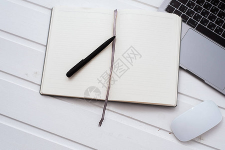 笔记本键盘鼠标和白木背景的空白笔记本图片