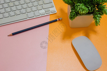 粉红和橙色纸上的计算机键盘图片