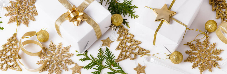 节日创意图案圣诞装饰礼品盒带丝的假日球白色的雪花背景图片