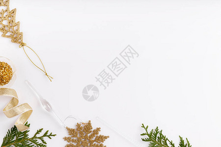 节日创意金色图案圣诞装饰礼品盒带丝的假日球白色背景的雪花图片