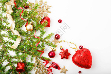 圣诞假期作文空白广告节日创意图案带丝的圣诞红色装饰节日球雪花白色的圣诞树背景图片