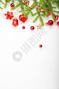 圣诞假期作文空白广告节日创意图案带丝的圣诞红色装饰节日球雪花白色背景的圣诞树背景图片