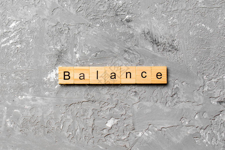 平衡字写在木块上为您的设计概念平衡水图片