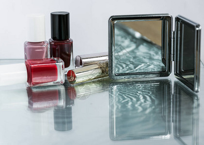 美容成份化妆概念玻璃桌背景上图片