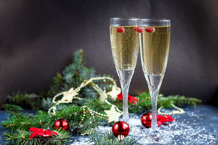 圣诞气氛带香槟的眼镜新年圣诞树装饰品图片