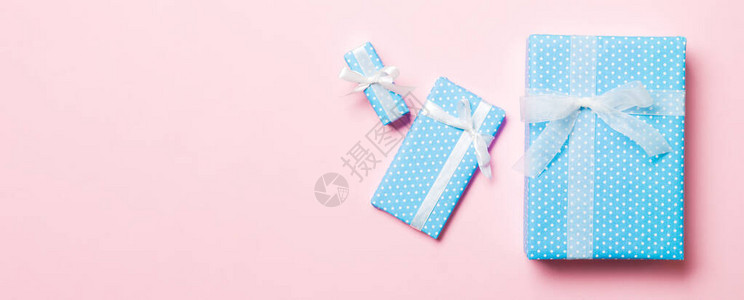 带白弓的礼物盒圣诞节或新年用粉红色背图片