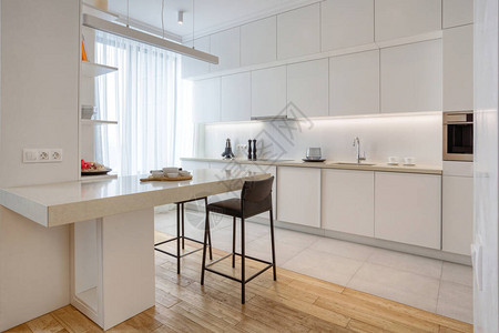 室内白色现代厨房图片